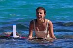 Millie Bobby Brown - Beach in Honolulu 12/02/2018 * CelebMaf